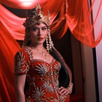 Potret Raisa Jadi Srikandi, Busana dan Pulasan Lipstik Merah Simbol Keberanian