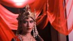 Potret Raisa Jadi Srikandi, Busana dan Pulasan Lipstik Merah Simbol Keberanian