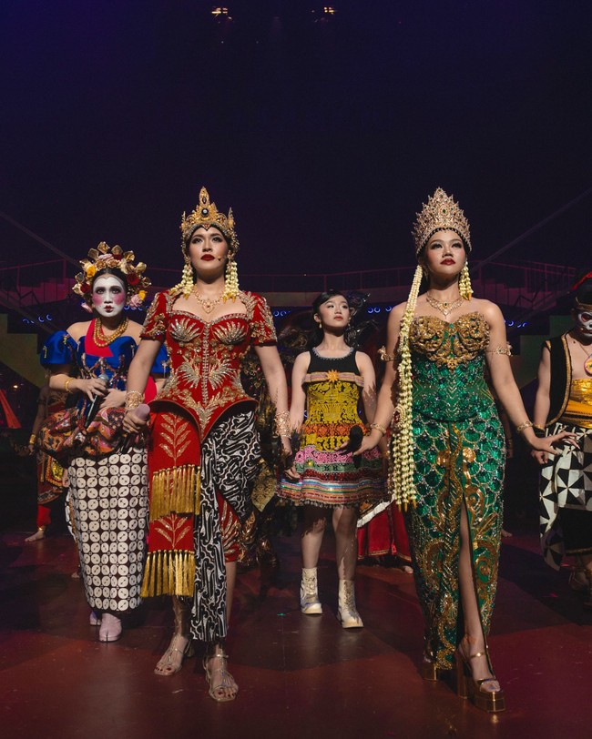 Makeup bronze dengan pulasan lipstik merah semakin menonjolkan kesan kuat yang ingin ditampilkan. Dalam pagelaran ini, Raisa berbagi panggung dengan musisi lain, termasuk Yura Yunita yang berperan sebagai Mahadewi. Foto: Instagram/@raisa6690 @bubahalfian