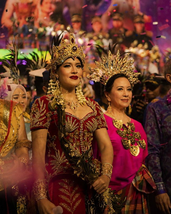 Penyanyi 36 tahun ini dipercaya memerankan Srikandi. Tokoh yang telah melegenda ini digambarkan sebagai ksatria wanita yang gagah berani, tangguh, dan mahir memanah. Foto: Instagram/@raisa6690 @bubahalfian