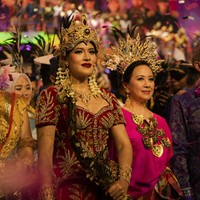 Penyanyi 36 tahun ini dipercaya memerankan Srikandi. Tokoh yang telah melegenda ini digambarkan sebagai ksatria wanita yang gagah berani, tangguh, dan mahir memanah. Foto: Instagram/@raisa6690 @bubahalfian