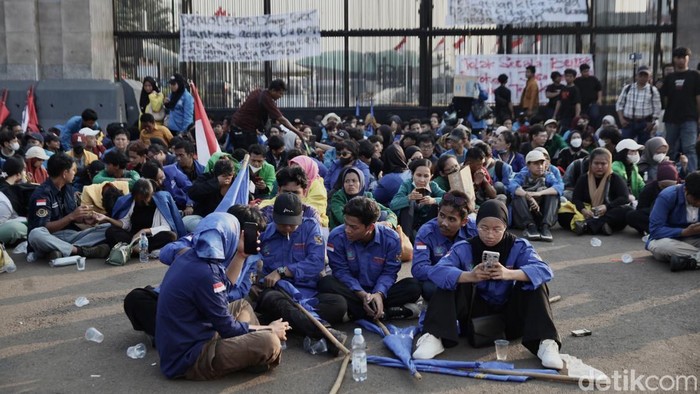 Ratusan pemuda dan mahasiswa yang tergabung dalam Gerakan Mahasiswa dan Pemuda Republik Indonesia (GMPRI) mendatangi Gedung DPR/MPR RI, Jakarta, Senin (24/8/2026). Kedatangan mereka membawa pesan untuk menjaga persatuan dan kondusivitas Ibu Kota.
