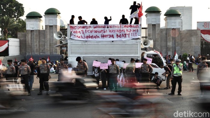Ratusan pemuda dan mahasiswa yang tergabung dalam Gerakan Mahasiswa dan Pemuda Republik Indonesia (GMPRI) mendatangi Gedung DPR/MPR RI, Jakarta, Senin (24/8/2026). Kedatangan mereka membawa pesan untuk menjaga persatuan dan kondusivitas Ibu Kota.