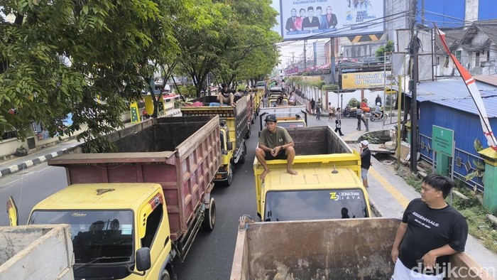 Ratusan truk di badan jalan sebabkan kemacetan parah di Samarinda.