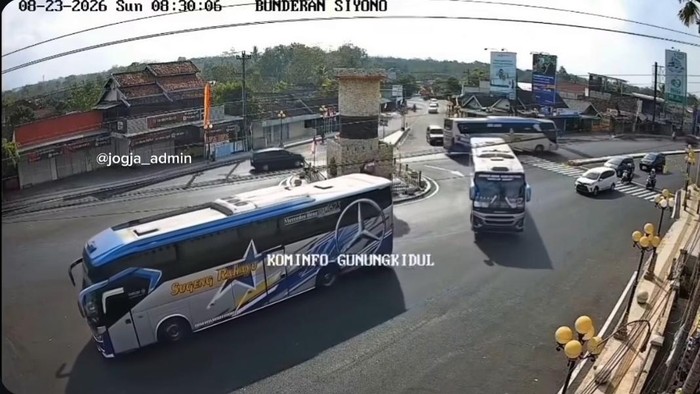 Rekaman CCTV bus berputar-putar di Bundaran Siyono, Gunungkidul.
