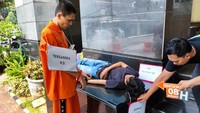 23 Adegan Reka Ulang Ungkap Kejinya Rahmat Dimas Bunuh Ojol Tidur di Tangerang