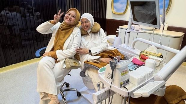 revalina s temat Revalina S Temat saat melakukan perawatan gigi.