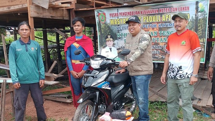 Rudiansyah menerima apresiasi berupa sepeda motor dari Gubernur Kalteng.