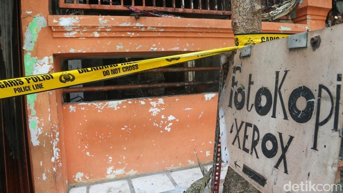 Pantauan detikcom, Senin (24/8/2026) di Jalan Rasamala II RT 06/RW 09 Kelurahan Menteng Dalam, Kecamatan Tebet, Jakarta Selatan, tampak ruko dua lantai tersebut hangus akibat kebakaran.