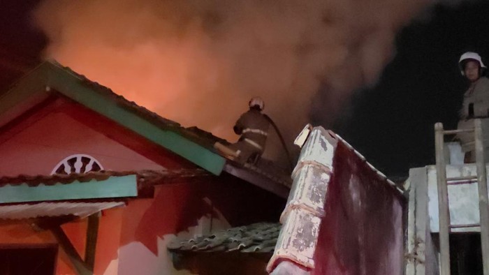 Rumah terbakar di eks kawasan Gambilangu, Kecamatan Tugu, Kota Semarang, Minggu (23/8/2026) malam.