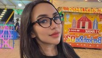 Salmafina Sunan selfie di pasar malam yang ada di Alun-Alun Keraton Surakarta. Putri pengacara Sunan Kalijaga itu terlihat mempesona dengan kacamata sambil tersenyum manis. (Foto: dok Instagram salmafinasunan)
