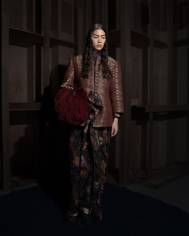 Pada akhirnya, SAPTOJO Heritage membawa pesan bahwa tradisi tidak harus dipertahankan dalam bentuk yang statis. Warisan budaya dapat terus ditenun ke dalam bentuk, perspektif, dan ekspresi baru, sehingga craftsmanship Indonesia tetap memiliki tempat dalam lemari busana modern. (Foto: Dok. Sapto Djojokartiko)
