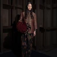 Pada akhirnya, SAPTOJO Heritage membawa pesan bahwa tradisi tidak harus dipertahankan dalam bentuk yang statis. Warisan budaya dapat terus ditenun ke dalam bentuk, perspektif, dan ekspresi baru, sehingga craftsmanship Indonesia tetap memiliki tempat dalam lemari busana modern. (Foto: Dok. Sapto Djojokartiko)