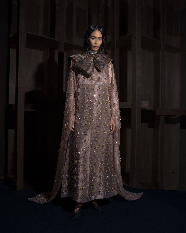 Melalui Karya Kreatif Indonesia, koleksi ini juga ditempatkan dalam konteks yang lebih luas, yakni pertemuan antara craftsmanship lokal, desain Indonesia, dan peluang baru di industri fashion. (Foto: Dok. Sapto Djojokartiko)