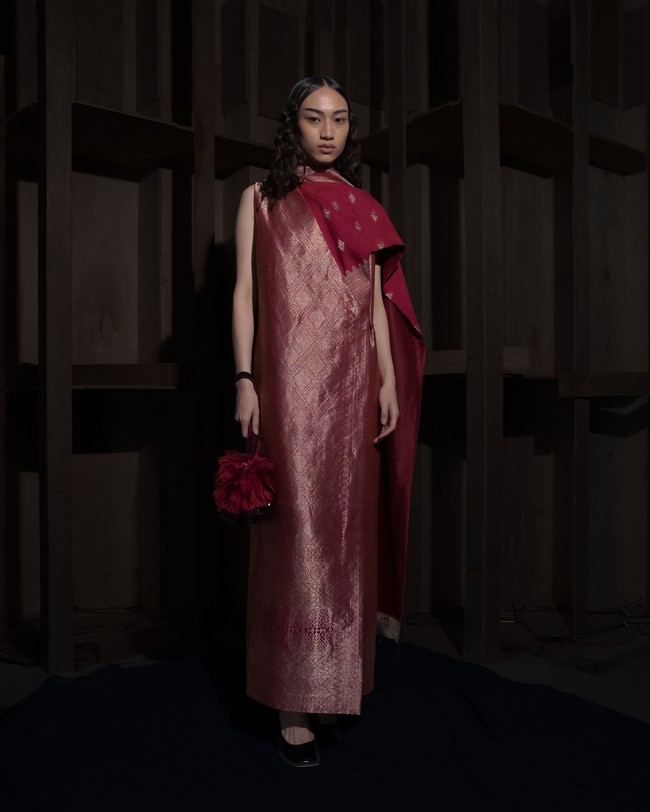 Koleksi yang dipresentasikan di Karya Kreatif Indonesia (KKI) ini juga hadir dengan palet warna yang berlapis. Nuansa Nero, Carbone, dan Slate menjadi bagian dari warna dasar koleksi, kemudian dikontraskan dengan warna hangat seperti Sriracha, Crimson, Clay, dan Lava. (Foto: Dok. Sapto Djojokartiko)