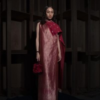 Koleksi yang dipresentasikan di Karya Kreatif Indonesia (KKI) ini juga hadir dengan palet warna yang berlapis. Nuansa Nero, Carbone, dan Slate menjadi bagian dari warna dasar koleksi, kemudian dikontraskan dengan warna hangat seperti Sriracha, Crimson, Clay, dan Lava. (Foto: Dok. Sapto Djojokartiko)