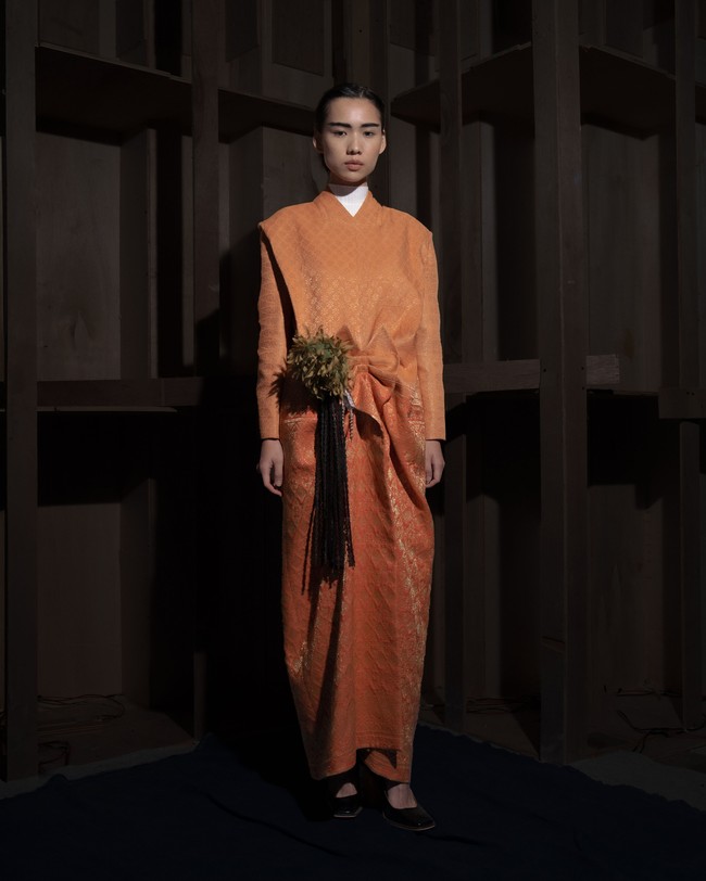 Hasilnya, karakter tekstil tradisional tetap terasa, namun hadir dalam wujud yang lebih relevan untuk busana masa kini. Pendekatan tersebut terlihat dari bagaimana referensi tekstil tradisional dipadukan dengan proporsi kontemporer dan detail yang refined. (Foto: Dok. Sapto Djojokartiko)