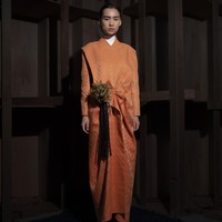Hasilnya, karakter tekstil tradisional tetap terasa, namun hadir dalam wujud yang lebih relevan untuk busana masa kini. Pendekatan tersebut terlihat dari bagaimana referensi tekstil tradisional dipadukan dengan proporsi kontemporer dan detail yang refined. (Foto: Dok. Sapto Djojokartiko)