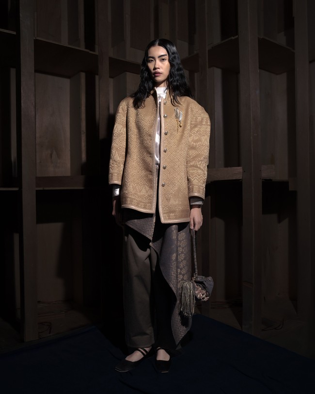 Alih-alih mereproduksi warisan tersebut secara harfiah, Sapto menerjemahkannya melalui siluet modern, detail embellishment yang rumit, serta konstruksi busana yang diperhatikan secara detail. (Foto: Dok. Sapto Djojokartiko)