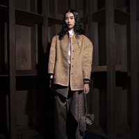 Alih-alih mereproduksi warisan tersebut secara harfiah, Sapto menerjemahkannya melalui siluet modern, detail embellishment yang rumit, serta konstruksi busana yang diperhatikan secara detail. (Foto: Dok. Sapto Djojokartiko)