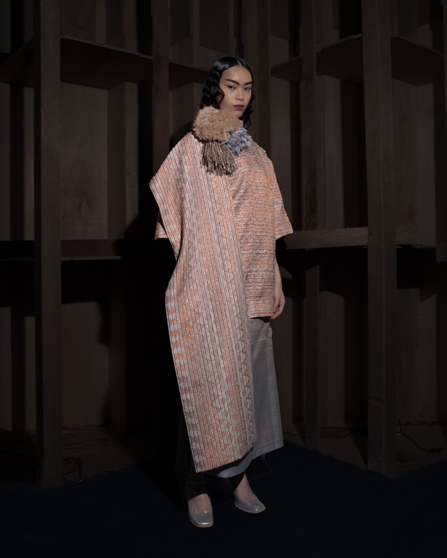 Dalam koleksi bertajuk ‘Woven Stories of the West’ ini, tradisi songket Aceh dan Padang menjadi titik awal eksplorasi. Berbagai pola, tekstur, hingga detail ornamental dari tekstil tradisional diolah kembali menjadi interpretasi baru. (Foto: Dok. Sapto Djojokartiko)