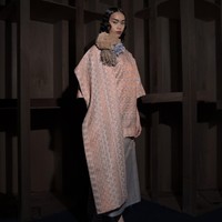 Dalam koleksi bertajuk ‘Woven Stories of the West’ ini, tradisi songket Aceh dan Padang menjadi titik awal eksplorasi. Berbagai pola, tekstur, hingga detail ornamental dari tekstil tradisional diolah kembali menjadi interpretasi baru. (Foto: Dok. Sapto Djojokartiko)