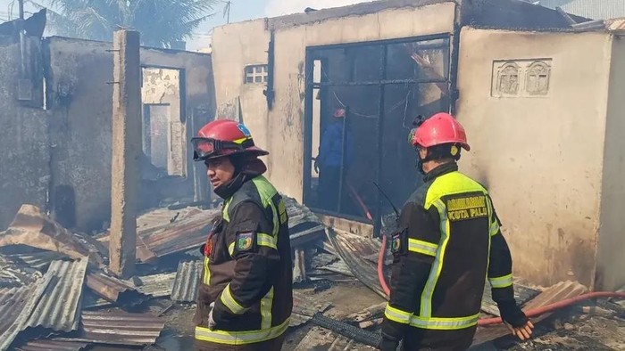 Sebanyak tiga gedung Sekolah Dasar (SD) dan lima rumah warga terdampak kebakaran di Kota Palu, Sulawesi Tengah (Sulteng).