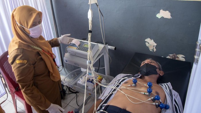 Petugas memeriksa kesehatan warga saat pelaksanaan skrining Tuberkulosis (TB) dan cek kesehatan gratis di Palembang, Sumatera Selatan, Senin (24/8/2026). Layanan skrining Tuberkulosis (TB)  dan cek kesehatan gratis tersebut bertujuan untuk mendeteksi penyakit secara dini sekaligus memberikan edukasi tentang pola hidup sehat kepada masyarakat. ANTARA FOTO/Nova Wahyudi/YU