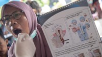 Layanan skrining Tuberkulosis (TB) dan cek kesehatan gratis tersebut bertujuan untuk mendeteksi penyakit secara dini sekaligus memberikan edukasi tentang pola hidup sehat kepada masyarakat. Foto: ANTARA FOTO/NOVA WAHYUDI