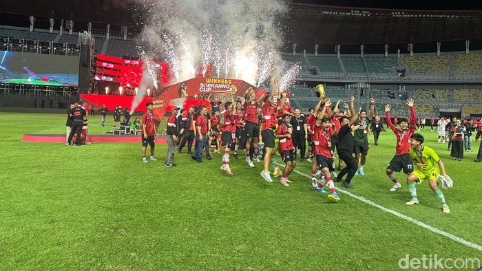 Banteng Jabar berhasil keluar sebagai juara Soekarno Cup 2026 setelah mengalahkan Banteng Bali melalui adu penalti dengan skor 5-3 yang digelar di Stadion Gelora Bung Tomo (GBT) Surabaya