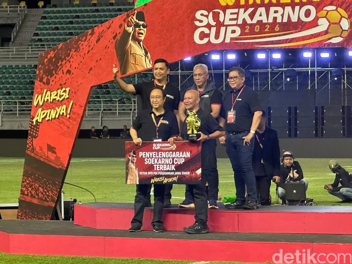 Ketua DPP PDIP Bidang UMKM, Ekonomi Kreatif, dan Ekonomi Digital, Prananda Prabowo  memberikan penghargaan penyelenggara terbaik Soekarno Cup kepada Ketua DPD PDIP Jatim Said Abdullah usai ajang Soekarno Cup 2026