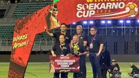 Ketua DPP PDI Perjuangan (PDIP) Bidang UMKM, Ekonomi Kreatif, dan Ekonomi Digital, Prananda Prabowo memberikan penghargaan penyelenggara terbaik Soekarno Cup kepada Ketua DPD PDIP Jatim Said Abdullah.