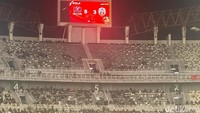 Laga final Soekarno Cup 2026 yang digelar di Stadion Gelora Bung Tomo (GBT), Senin (24/8) malam berlangsung sengit. Kedua tim silih berganti menyerang sejak menit awal.