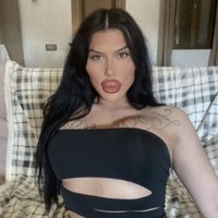 Keputusan itu diambil setelah Sofia sempat melarutkan filler di bibirnya untuk pertama kalinya dalam satu dekade. Namun, ia mengaku kembali terobsesi mendapatkan tampilan ekstrem. Foto: dok. Instagram Sofia Lips
