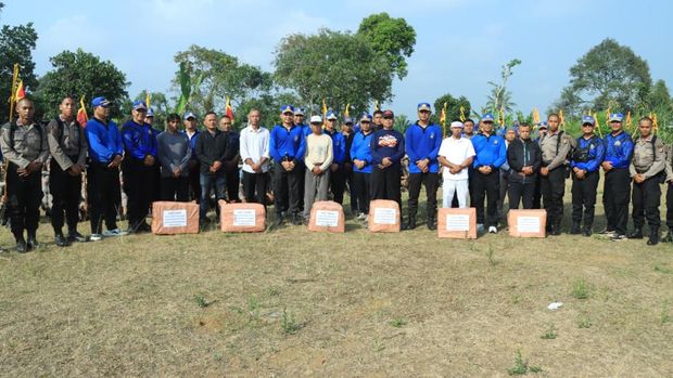 SPN Polda Metro Jaya menjaga tradisi pengambilan bendera peleton dengan berbagi kepada warga, Minggu (23/8/2026).