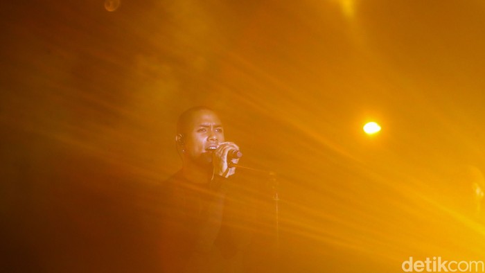 Steve Lacy menjadi penampil yang menutup rangkaian LaLaLa Fest 2026 di JIEXPO Kemayoran, Jakarta, Minggu (23/8/2026). Penampilannya mendapat sambutan meriah dari penonton yang memenuhi area festival.