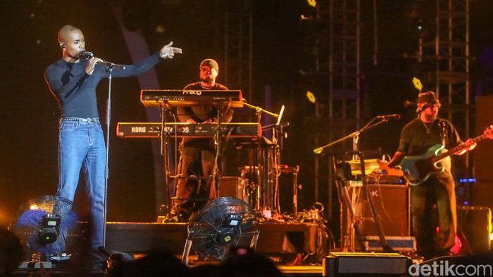 Steve Lacy menjadi penampil yang menutup rangkaian LaLaLa Fest 2026 di JIEXPO Kemayoran, Jakarta, Minggu (23/8/2026). Penampilannya mendapat sambutan meriah dari penonton yang memenuhi area festival.