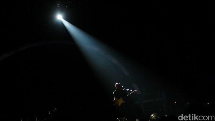 Steve Lacy menjadi penampil yang menutup rangkaian LaLaLa Fest 2026 di JIEXPO Kemayoran, Jakarta, Minggu (23/8/2026). Penampilannya mendapat sambutan meriah dari penonton yang memenuhi area festival.