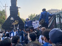 Mahasiswa Gelar Aksi Undip Melawan di Gubernuran