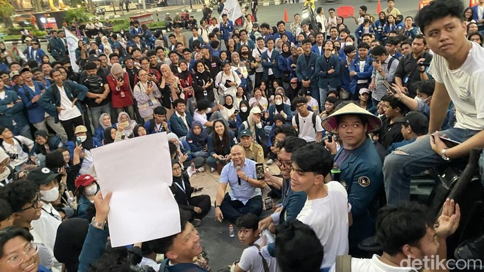 Suasana demo mahasiswa Undip di halaman Pemprov Jateng, Jalan Pahlawan, Kecamatan Semarang Selatan, Kota Semarang, Senin (24/8/2026).
