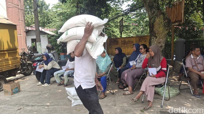 Suasana pengambilan bantuan beras di Kota Bogor, Senin (24/8/2026).