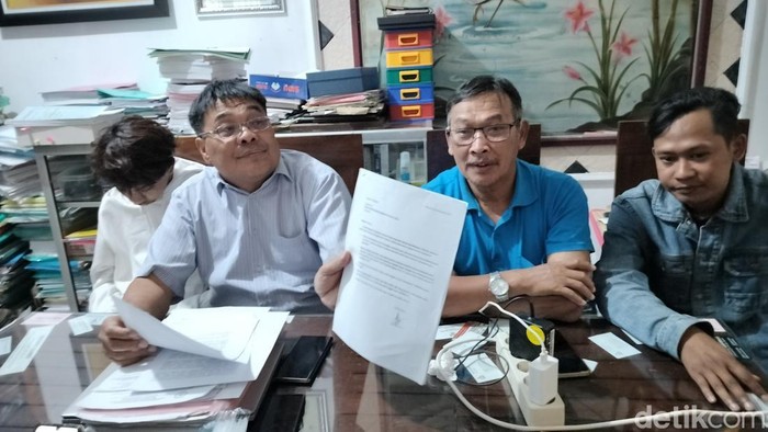 Sudirman bersama tim hukum usai bersurat ke Menteri Agraria dan Tata Ruang Republik Indonesia