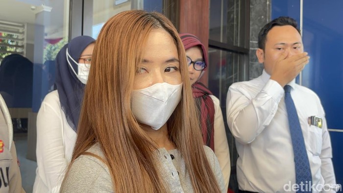 ENR (32), pengemudi perempuan Mitsubishi Outlander tersangka tabrak lari yang tewaskan warga di Surabaya karena mabuk