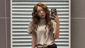 Taeyeon manggung di 2026 TMElive International Music Awards pada 23 Agustus kemarin bertempat di Kai Tak Stadium, Hong Kong. Sebelum tampil mirror selfie dulu, dong. (Foto: dok. Instagram @taeyeon_ss)