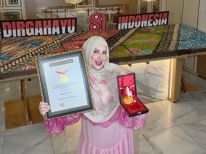 Tasyi Athasyia rekor MURI kue terbesar motif batik di dunia.