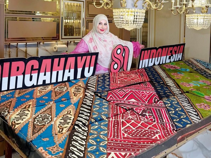 Tasyi Athasyia rekor MURI kue terbesar motif batik di dunia.