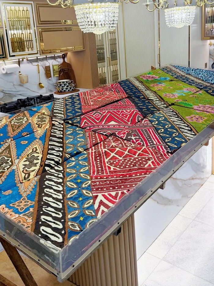 Tasyi Athasyia rekor MURI kue terbesar motif batik di dunia.