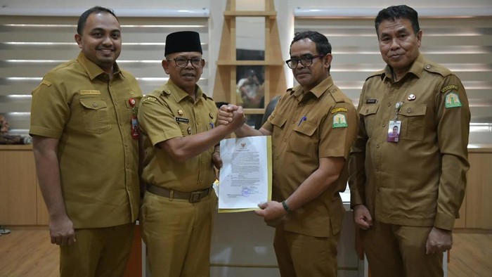 Taufik (dua dari kanan) menerima SK sebagai Plt Sekda Aceh. (Foto: Pemerintah Aceh)