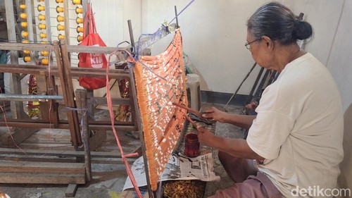 Penenun lansia di Pertenunan Seroja, Denpasar sedang menyelesaikan kain tradisional endek, Kamis (30/7/2026).
