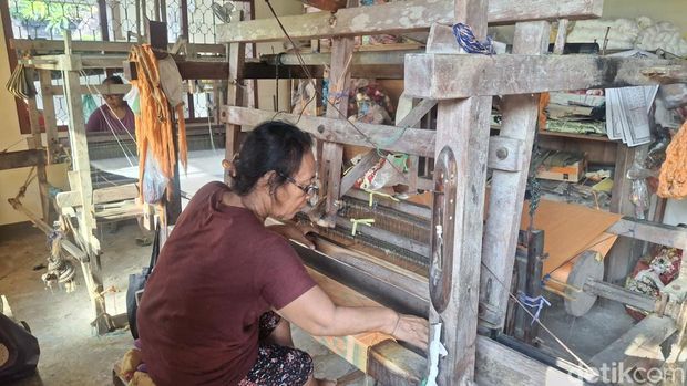 Tenun Seroja Penenun lansia di Pertenunan Seroja, Denpasar sedang menyelesaikan kain tradisional endek, Kamis (30/7/2026).